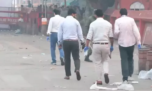 டெல்லி கார் வெடிப்பு - சம்பவ இடத்தில் தடயவியல் அதிகாரிகள் ஆய்வு