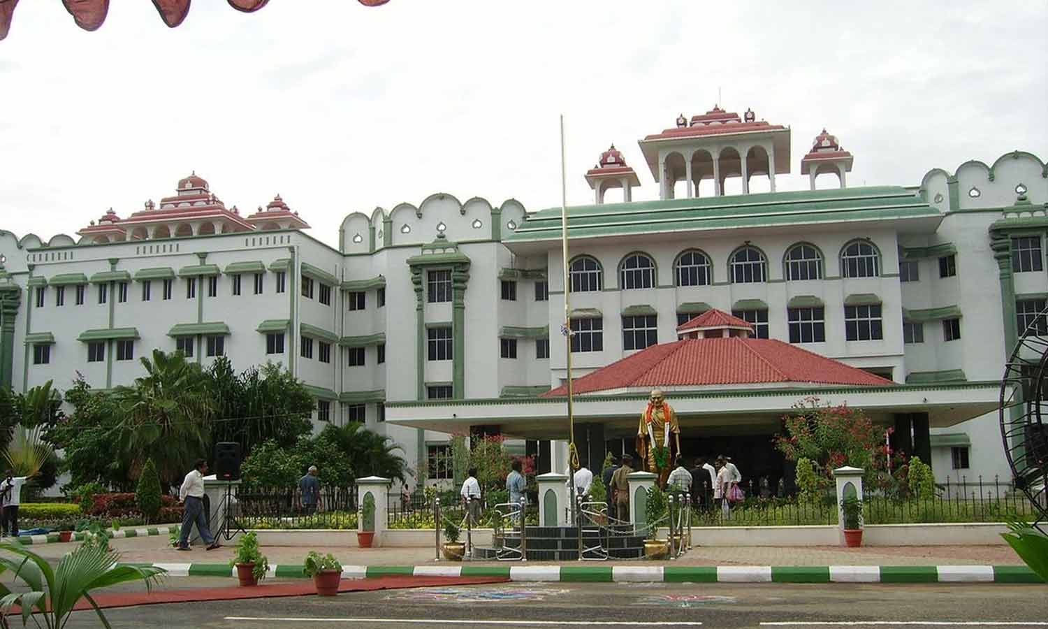 சிறைத்துறை அதிகாரிகள் மீது முறைகேடு புகார்- தமிழக சிறைத்துறை தலைவர், மின்வாரியம் பதில் மனு தாக்கல் செய்ய உத்தரவு