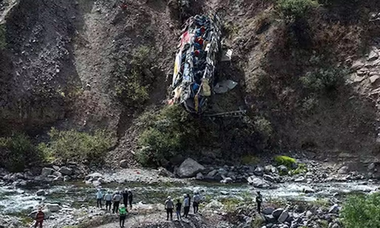 பெரு நாட்டில் சோகம்: பள்ளத்தாக்கில் பேருந்து கவிழ்ந்த விபத்தில் 37 பேர் பலி