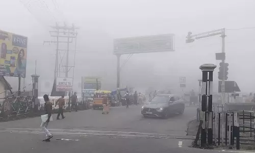 ஊட்டி, குன்னூரில் சாரல் மழையால் கடுங்குளிர் - பகலிலும் ஒளிரும் விளக்குகளுடன் செல்லும் வாகனங்கள்