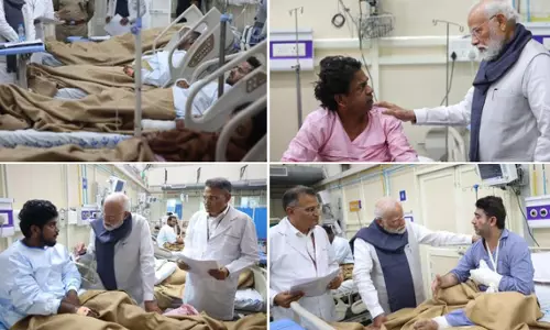 டெல்லி கார் வெடிப்பு- காயமடைந்தவர்களை நேரில் சந்தித்து நலம் விசாரித்த பிரதமர்