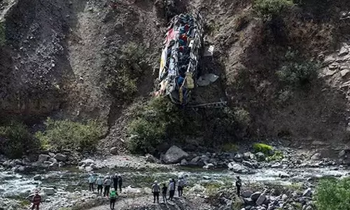 பெரு நாட்டில் சோகம்: பள்ளத்தாக்கில் பேருந்து கவிழ்ந்த விபத்தில் 37 பேர் பலி