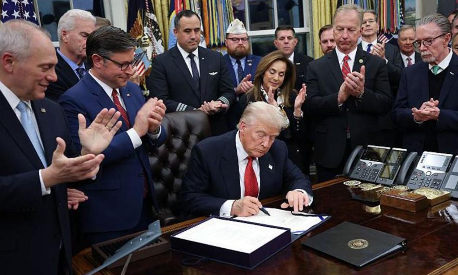 அமெரிக்காவில் 43 நாட்கள் நீடித்த அரசு முடக்கம் முடிவுக்கு வந்தது.. மசோதாவில் கையெழுத்திட்டார் டிரம்ப்