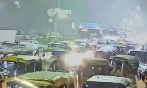 டெல்லி கார் குண்டு வெடிப்பின் புதிய சிசிடிவி காட்சி வெளியாகி பரபரப்பு