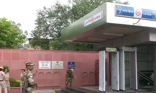 டெல்லி கார் வெடிப்பு -  பாதுகாப்பு காரணங்களுக்காக செங்கோட்டை மெட்ரோ ரெயில் நிலையம் மூடல்