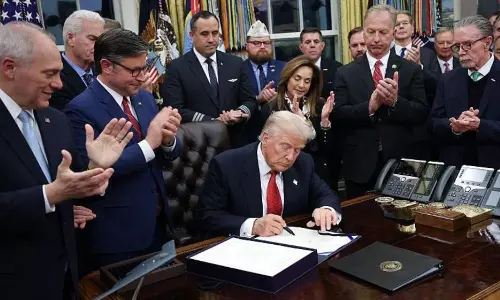 அமெரிக்காவில் 43 நாட்கள் நீடித்த அரசு முடக்கம் முடிவுக்கு வந்தது.. மசோதாவில் கையெழுத்திட்டார் டிரம்ப்