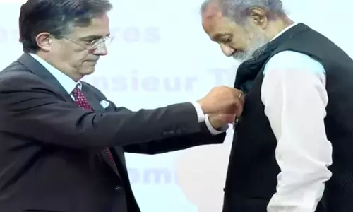 பிரான்ஸ் அரசின் செவாலியர் விருதை பெற்றார் கலை இயக்குநர் தோட்டா தரணி