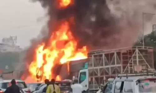 புனே: பாலத்தில் அடுத்தடுத்து 8 வாகனங்கள் மோதி பயங்கர விபத்து  - 7 பேர் உயிரிழப்பு