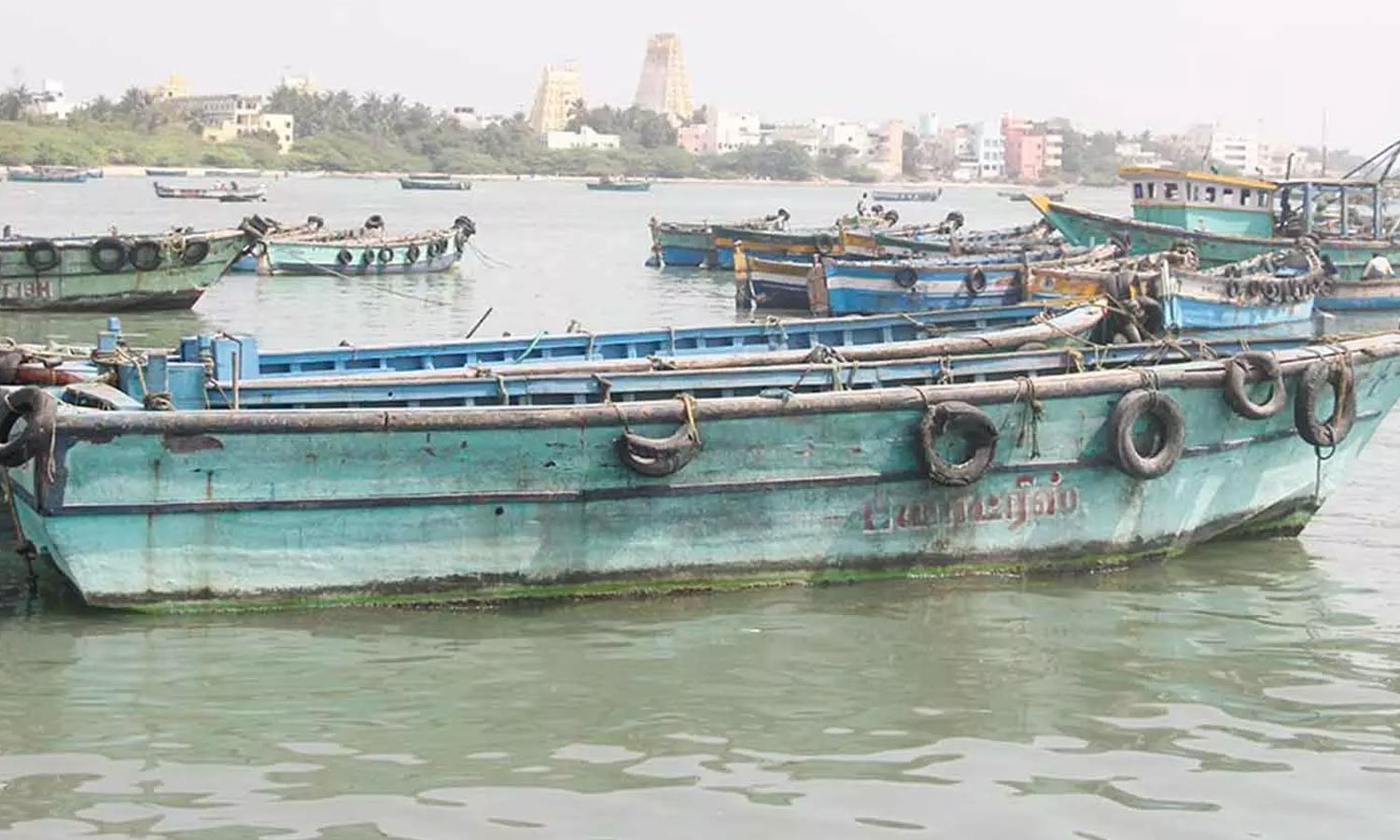 பலத்த சூறாவளி காற்று- ராமேசுவரம் மீனவர்கள் கடலுக்கு செல்ல தடை