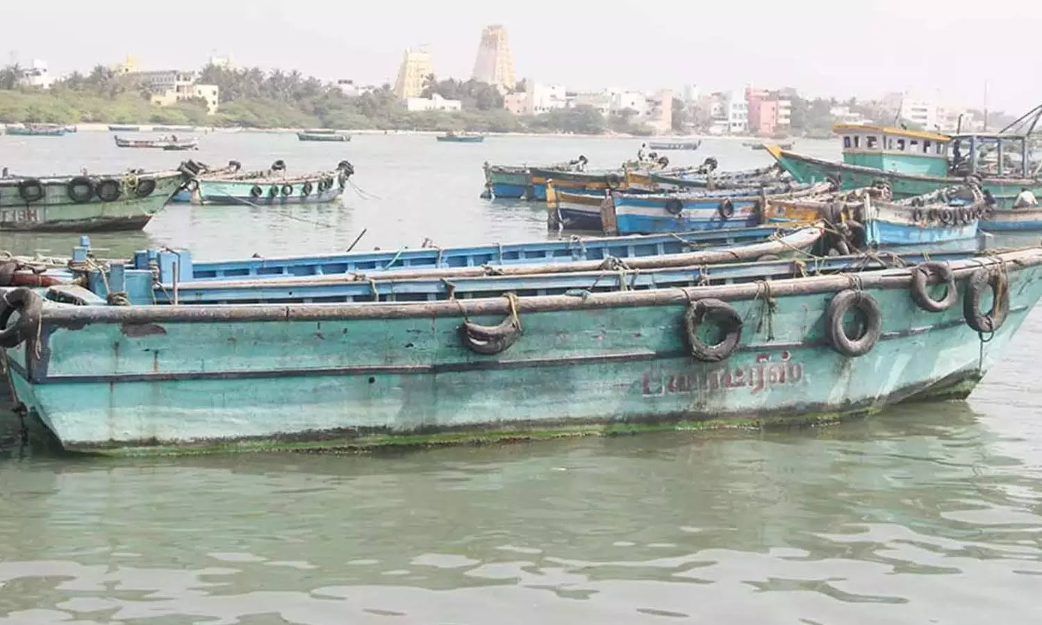 பலத்த சூறாவளி காற்று- ராமேசுவரம் மீனவர்கள் கடலுக்கு செல்ல தடை