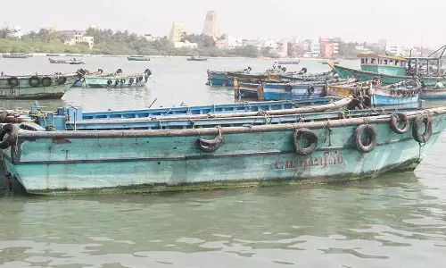பலத்த சூறாவளி காற்று- ராமேசுவரம் மீனவர்கள் கடலுக்கு செல்ல தடை