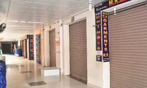 கனி மார்க்கெட் ஜவுளி வியாபாரிகள் கடையடைத்து உள்ளிருப்பு போராட்டம்