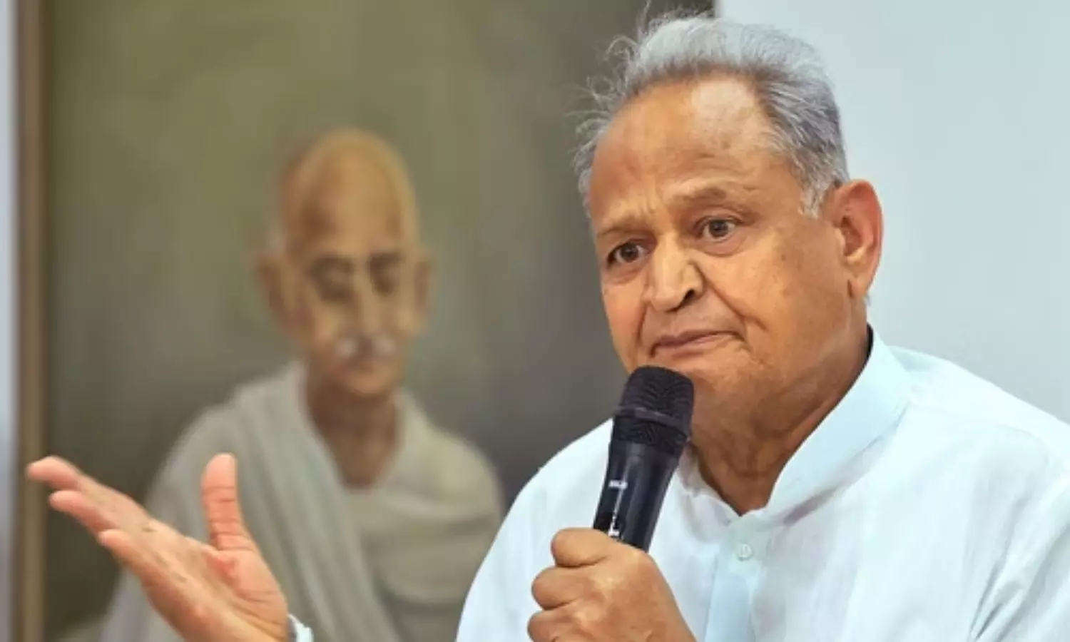 தேர்தலுக்கு முன் பீகார் பெண்களுக்கு ரூ.10,000 வழங்கியதை தேர்தல் ஆணையம் வேடிக்கை பார்த்தது - அசோக் கெலாட்