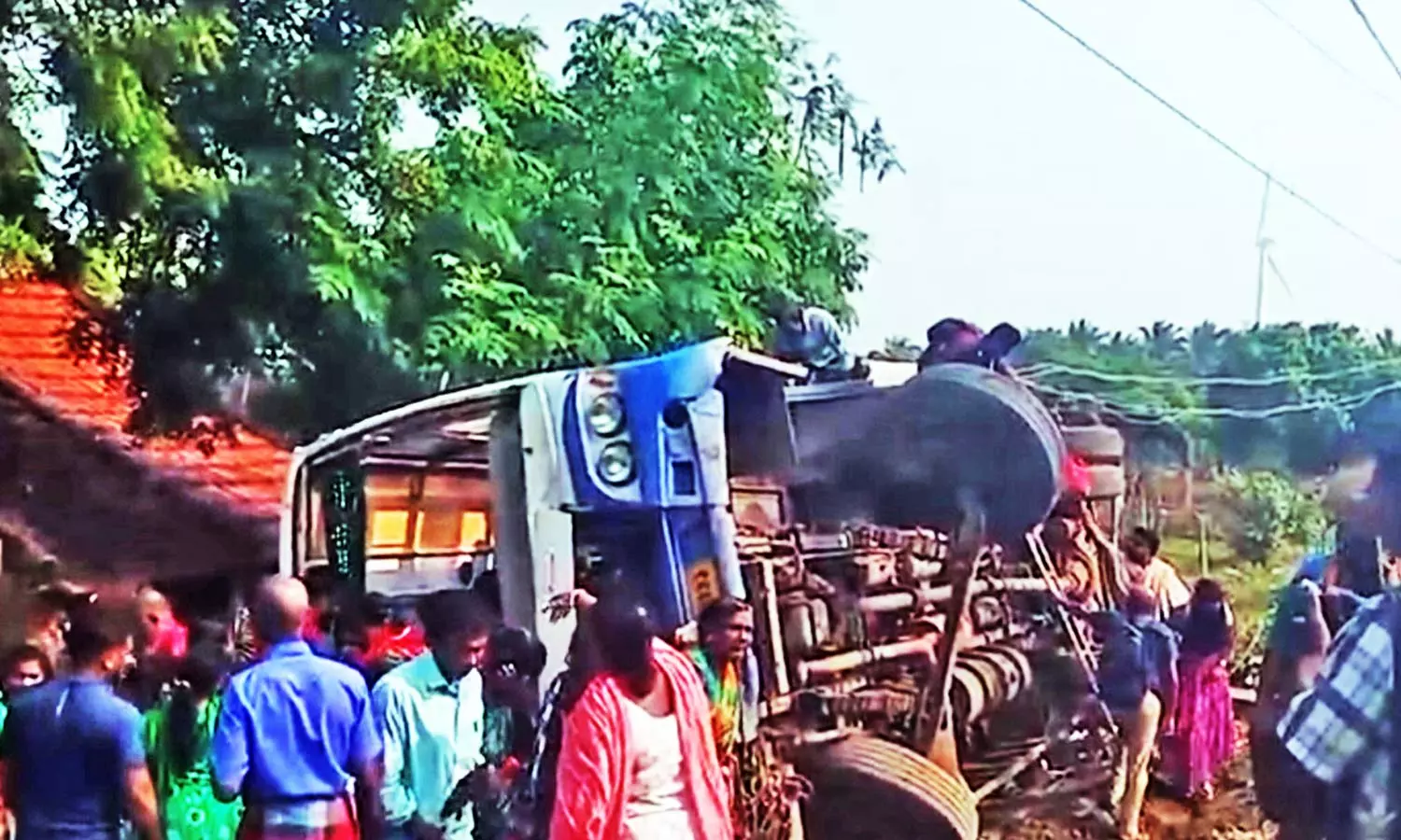 கூடங்குளம் அருகே சாலையோரத்தில் அரசு பஸ் கவிழ்ந்து விபத்து- 27 பயணிகள் காயம்