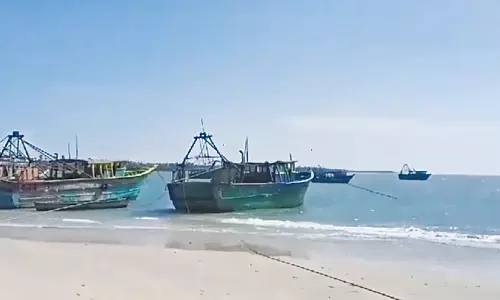 ராமேசுவரம், பாம்பன் பகுதிகளில் வீசும் ஆழ்கடல் சூறைக்காற்று - விசைப்படகுகள் கடலுக்கு செல்ல தடை