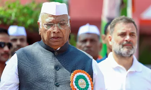 ஜனநாயகத்தை பலவீனமாக்கும் தீய சக்திகளுக்கு எதிராக எங்கள் போராட்டம் தொடரும் - கார்கே