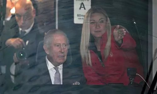 பணிமனை திறப்பு விழாவில் டிராம் வண்டி ஓட்டிய மன்னர் சார்லஸ்