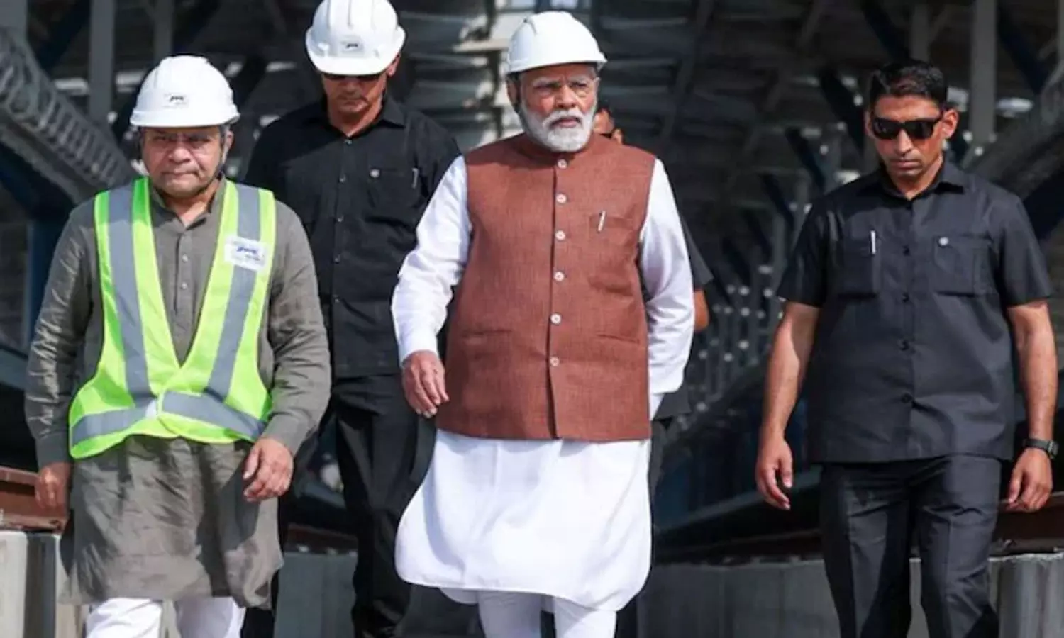 புல்லட் ரெயில் பணிகளை நேரில் ஆய்வு செய்த பிரதமர் மோடி புல்லட் ரெயில் பணிகளை நேரில் ஆய்வு செய்த பிரதமர் மோடி