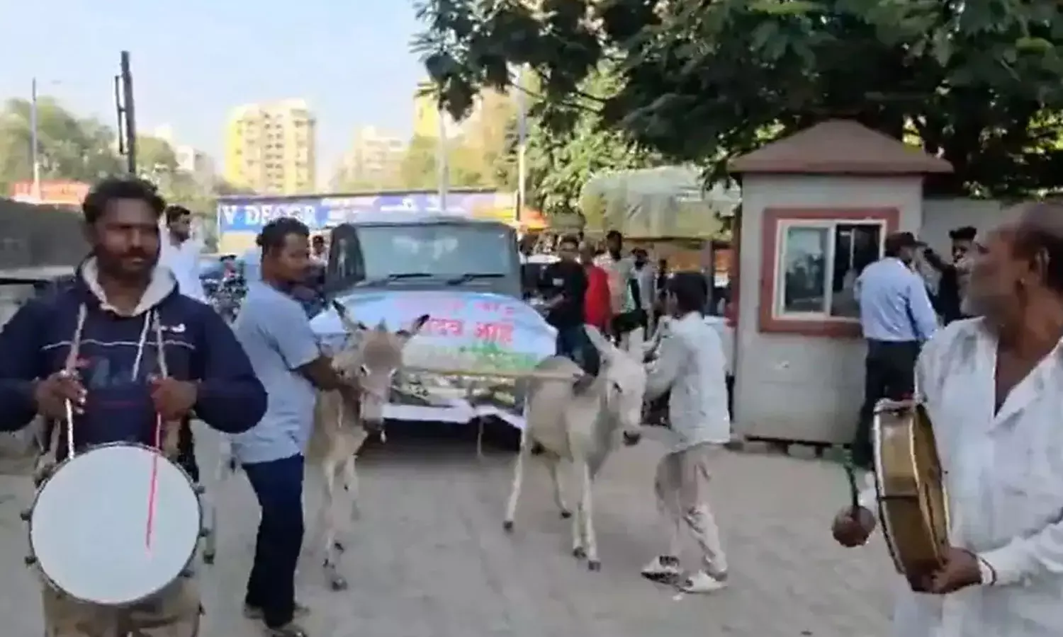 VIDEO: புதிய காரை கழுதைகளை வைத்து இழுத்து நூதன போராட்டம்