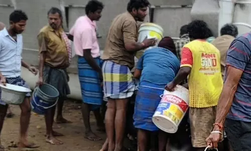 குறுக்கே வந்த மூதாட்டி... சாலையில் கவிழ்ந்த லாரியில் இருந்து டீசலை அள்ளிச் சென்ற பொதுமக்கள்