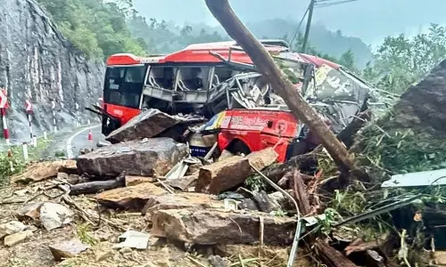 வியட்நாம்: நிலச்சரிவால் பேருந்து மேல் உருண்டு விழுந்த பாறைகள் - 6 பேர் பலி - பலர் படுகாயம்