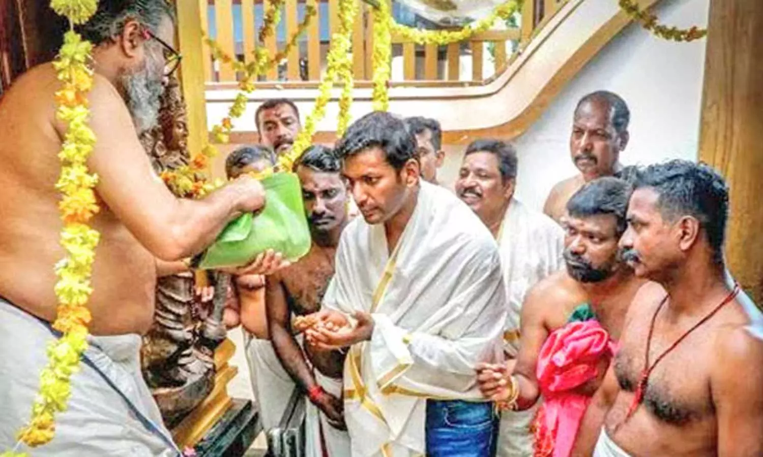 கேரள கோவிலில் நடிகர் விஷால் சாமி தரிசனம்- சிறப்பு பூஜையும் செய்தார்