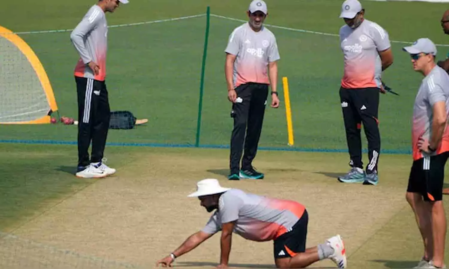 ஆடுகளம் தன்மையில் காம்பீர் தலையிடக்கூடாது- கவாஸ்கர் எச்சரிக்கை