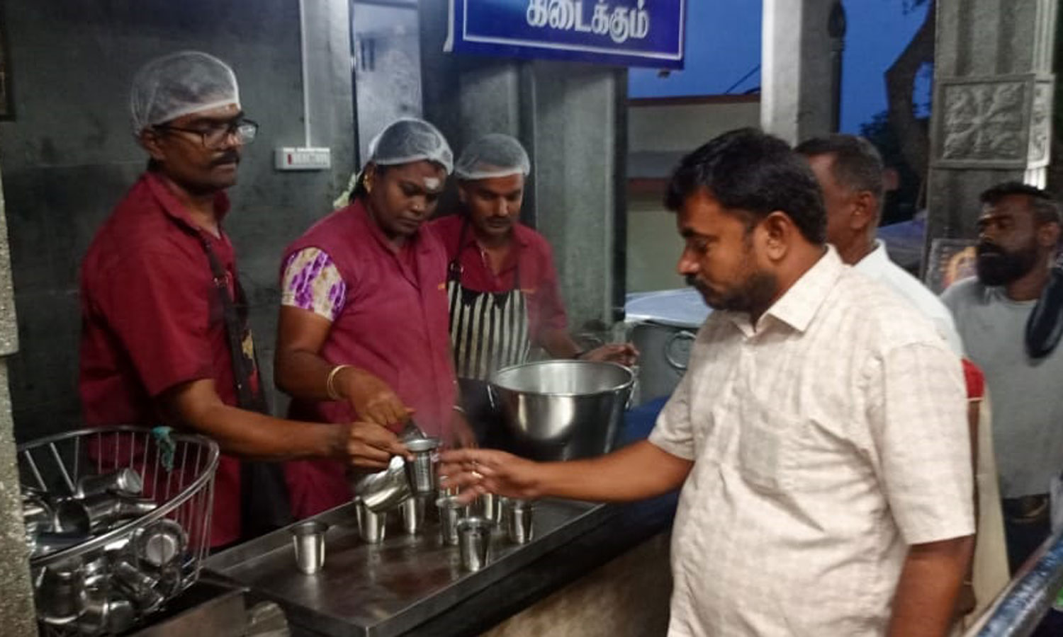 கார்த்திகை மாதம் கடும் குளிர்- பழனிக்கு வரும் பக்தர்களுக்கு சுடச்சுட சுக்கு காபி
