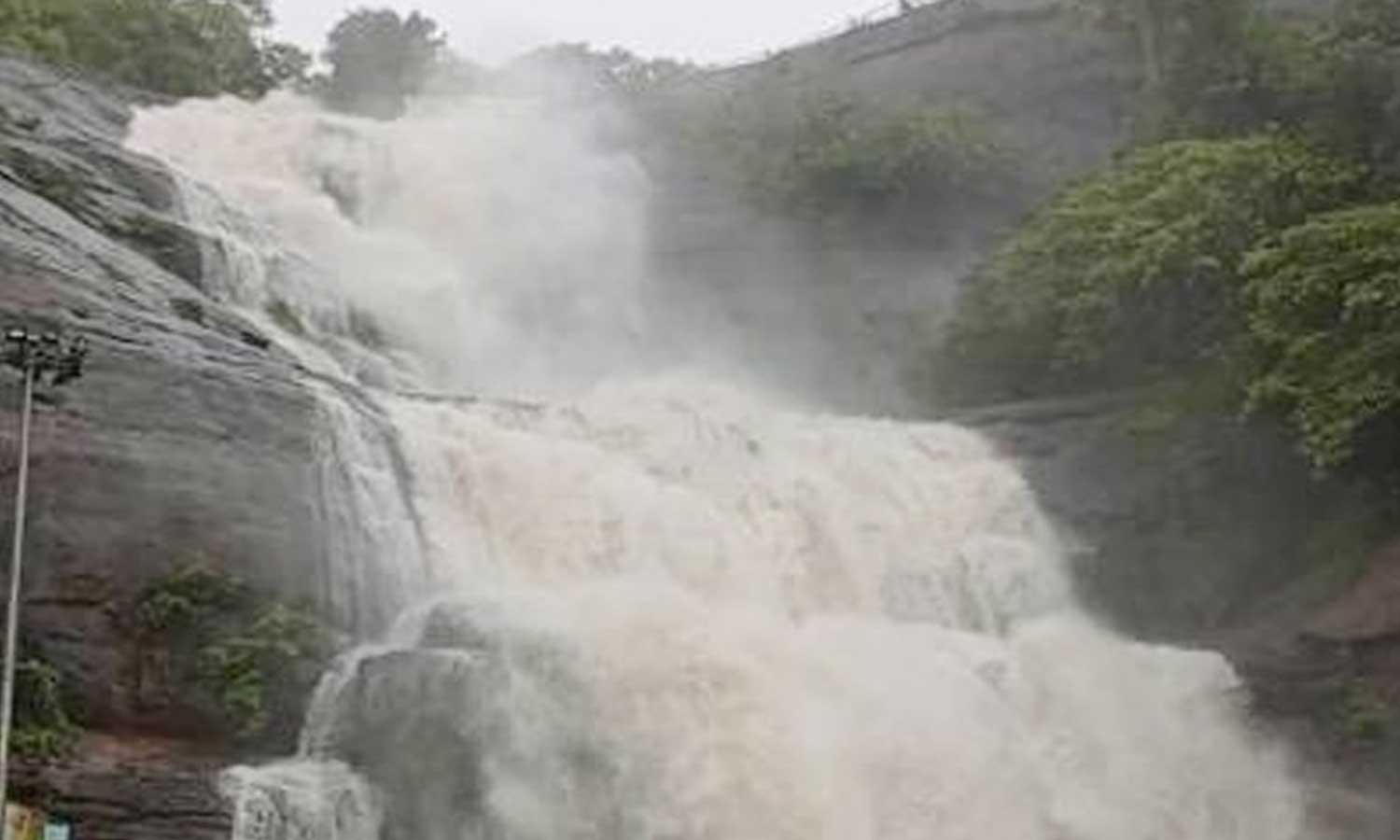 தென்காசி மாவட்டத்தில் கனமழை - குற்றாலம் மெயின் அருவியில் குளிக்க தடை விதிப்பு