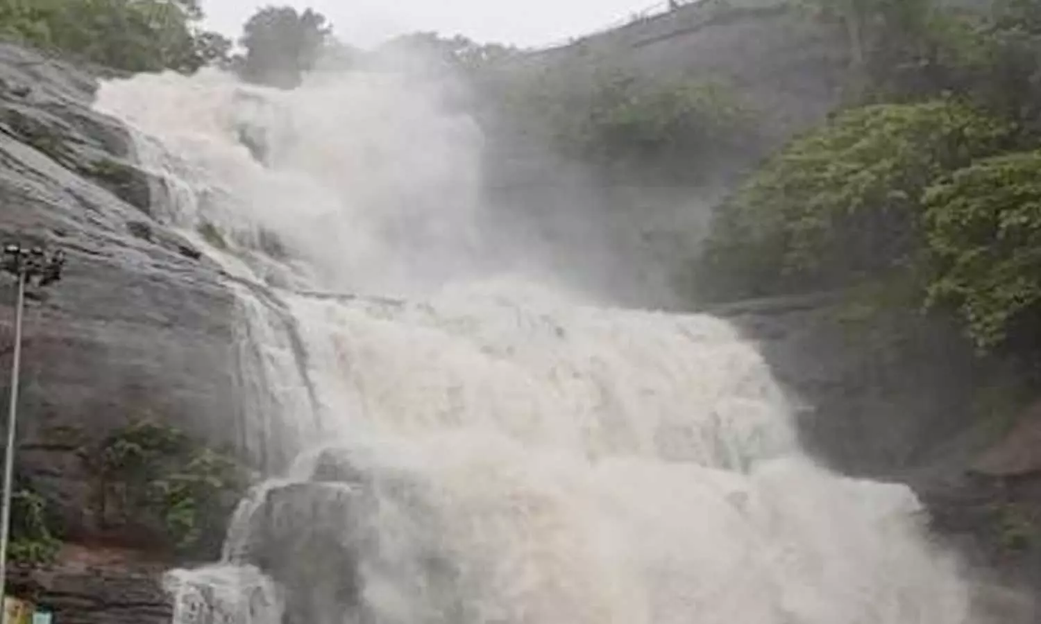 தென்காசி மாவட்டத்தில் கனமழை - குற்றாலம் மெயின் அருவியில் குளிக்க தடை விதிப்பு