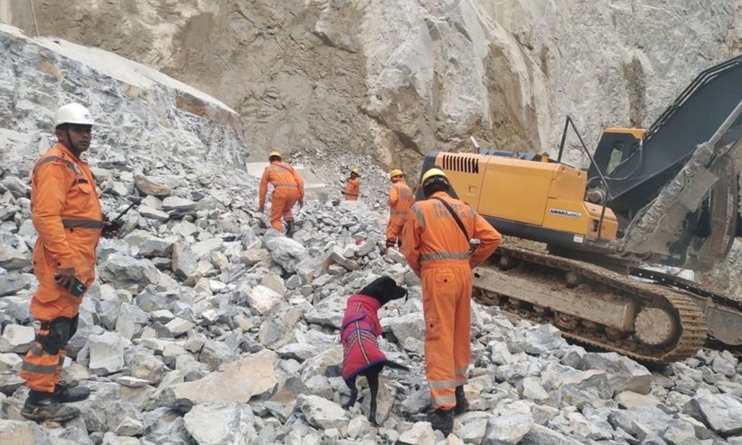 உத்தரப் பிரதேச கல்குவாரி இடிந்த விபத்தில் 7 தொழிலாளர்கள் சடலங்களாக மீட்பு