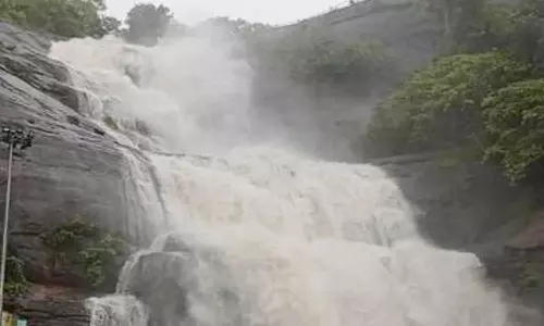 தென்காசி மாவட்டத்தில் கனமழை - குற்றாலம் மெயின் அருவியில் குளிக்க தடை விதிப்பு