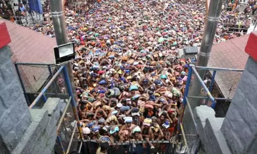 சபரிமலையில் சாமி தரிசனத்திற்காக நீண்ட நேரம் காத்திருந்த பெண் பக்தர் உயிரிழப்பு