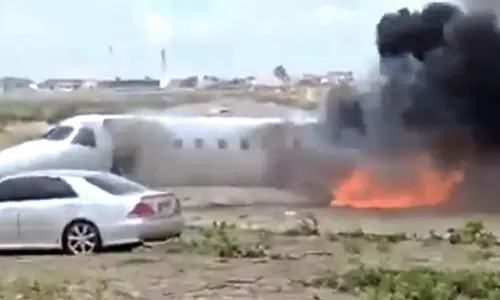 விபத்து நடந்த இடத்தை பார்வையிட சென்ற விமானத்தில் திடீர் தீ: உயிர் தப்பிய உள்துறை மந்திரி