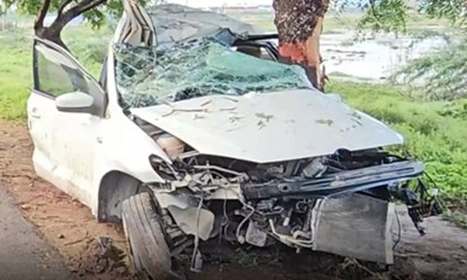 தூத்துக்குடியில் மரத்தின் மீது கார் மோதிய விபத்தில் 3 பேர் உயிரிழப்பு