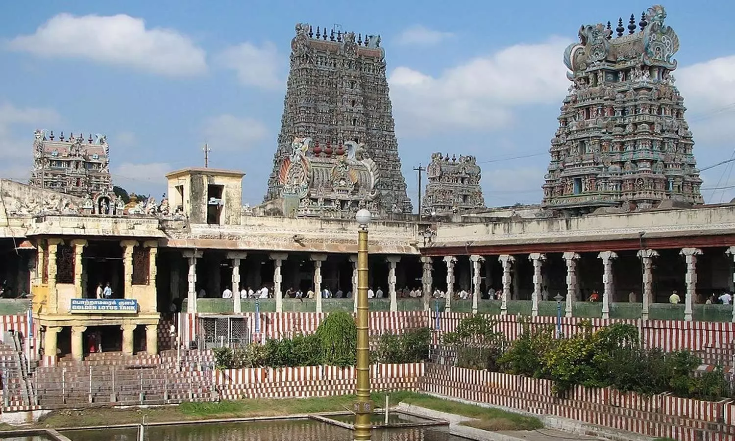 மீனாட்சி அம்மன் கோவிலில் பிரசாத பொருட்கள் திடீர் விலையேற்றம் - பக்தர்கள் அதிர்ச்சி மீனாட்சி அம்மன் கோவிலில் பிரசாத பொருட்கள் திடீர் விலையேற்றம் - பக்தர்கள் அதிர்ச்சி