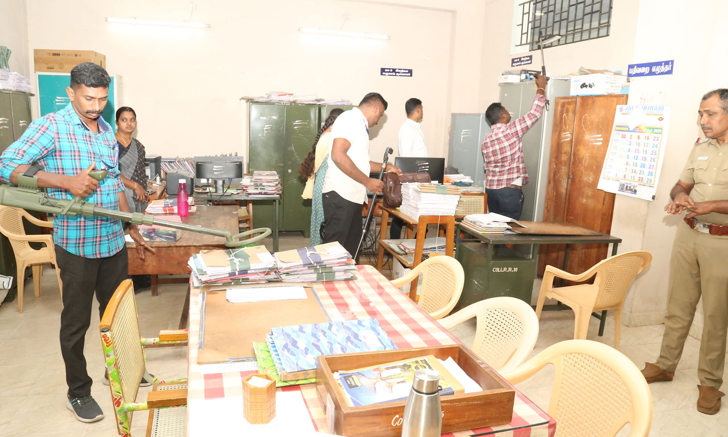 திருப்பூர் கலெக்டர் அலுவலகத்திற்கு வெடிகுண்டு மிரட்டல்- போலீசார் தீவிர சோதனை