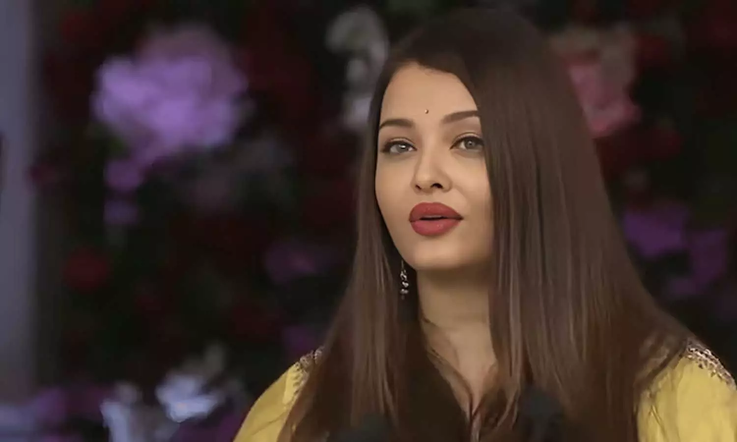 ஒரே ஒரு மதம் தான், அது அன்பின் மதம் - சத்ய சாய் பாபா நூற்றாண்டு விழாவில் ஐஸ்வர்யா ராய் பேச்சு ஒரே ஒரு மதம் தான், அது அன்பின் மதம் - சத்ய சாய் பாபா நூற்றாண்டு விழாவில் ஐஸ்வர்யா ராய் பேச்சு