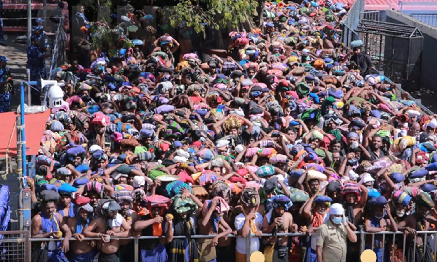 சபரிமலையில் கூட்டநெரிசல்: ஸ்பாட் புக்கிங் 20,000 பேரில் இருந்து 5,000 ஆக குறைப்பு சபரிமலையில் கூட்டநெரிசல்: ஸ்பாட் புக்கிங் 20,000 பேரில் இருந்து 5,000 ஆக குறைப்பு