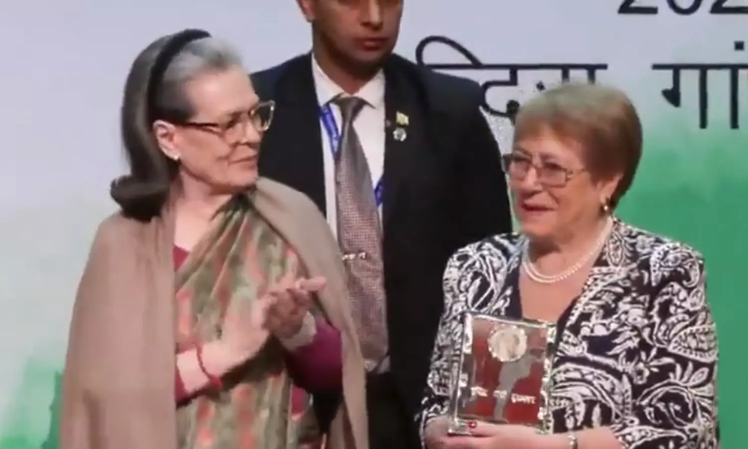 இந்திரா காந்தி அமைதி பரிசை பெற்றார் சிலியின் முன்னாள் அதிபர் பேச்லெட்