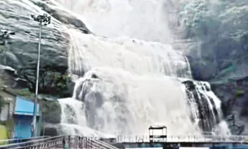 குற்றாலத்தில் வெள்ளப்பெருக்கு: சுற்றுலாப்பயணிகள் குளிக்க 2-வது நாளாக தடை