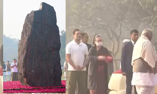 இந்திரா காந்தி பிறந்த தினம்: நினைவிடத்தில் சோனியா, கார்கே, ராகுல் காந்தி மரியாதை