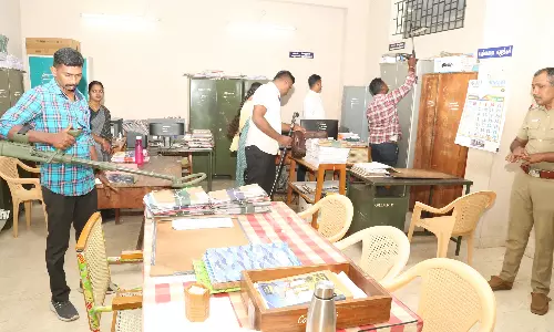 திருப்பூர் கலெக்டர் அலுவலகத்திற்கு வெடிகுண்டு மிரட்டல்- போலீசார் தீவிர சோதனை