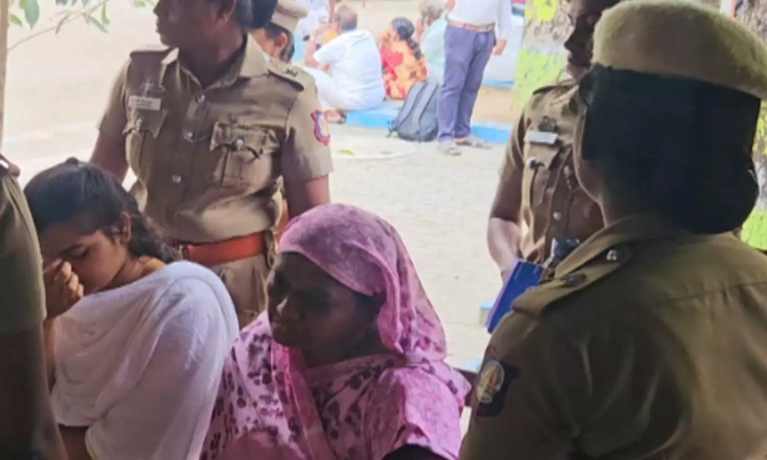 குன்றத்தூர் அருகே நகை, பணத்திற்காக தாய், மகள் கொலை - 3 பேருக்கு 6 ஆயுள் தண்டனை விதிப்பு குன்றத்தூர் அருகே நகை, பணத்திற்காக தாய், மகள் கொலை - 3 பேருக்கு 6 ஆயுள் தண்டனை விதிப்பு