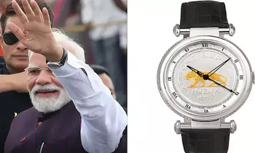 1947-ம் ஆண்டு வெளியிடப்பட்ட ஒரு ரூபாய் நாணயத்துடன் வைரலாகும் பிரதமர் மோடியின் கைக்கடிகாரம்