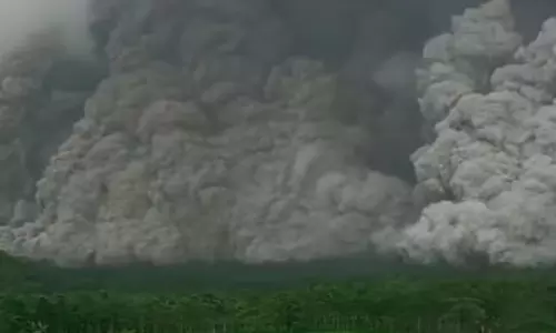 இந்தோனேசியா: எரிமலை வெடித்தபோது சிக்கிய 170 சுற்றுலா பயணிகள் மீட்பு