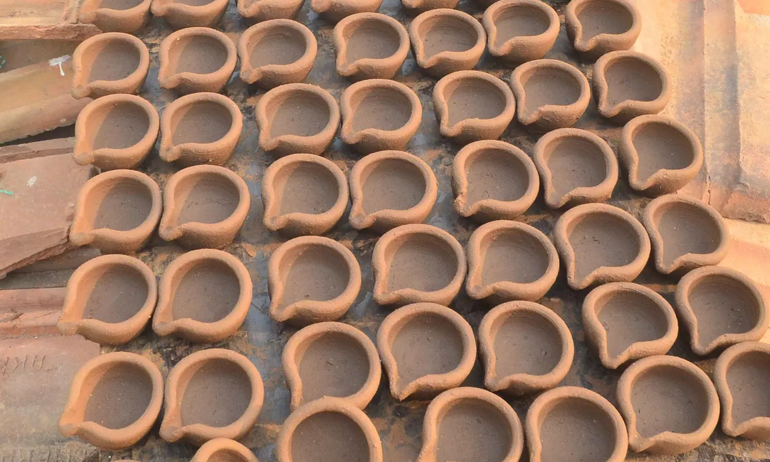 நெருங்கும் திருக்கார்த்திகை தீப திருவிழா: கோவையில் அகல் விளக்குகள் தயாரிக்கும் பணிகள் தீவிரம் நெருங்கும் திருக்கார்த்திகை தீப திருவிழா: கோவையில் அகல் விளக்குகள் தயாரிக்கும் பணிகள் தீவிரம்