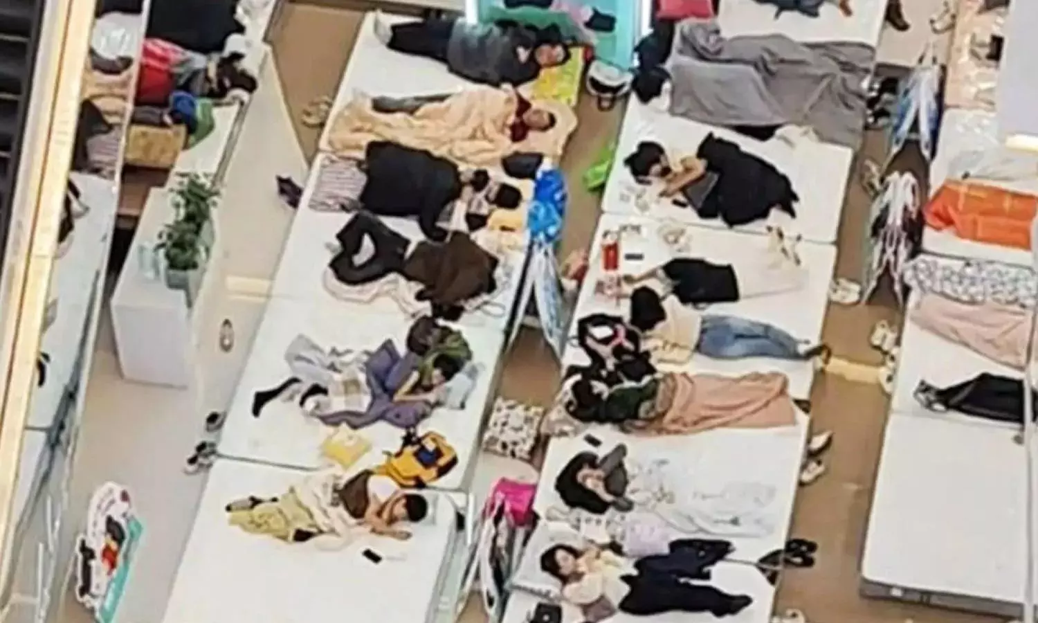 33 மணிநேரம் படுத்தே இருந்த இளைஞருக்கு ரூ.37 ஆயிரம் பரிசு