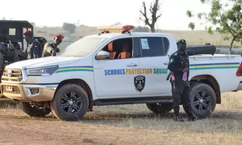 நைஜீரியாவில் துணிகரம்: பள்ளிக்குள் நுழைந்து 100 மாணவர்கள் கடத்தல்