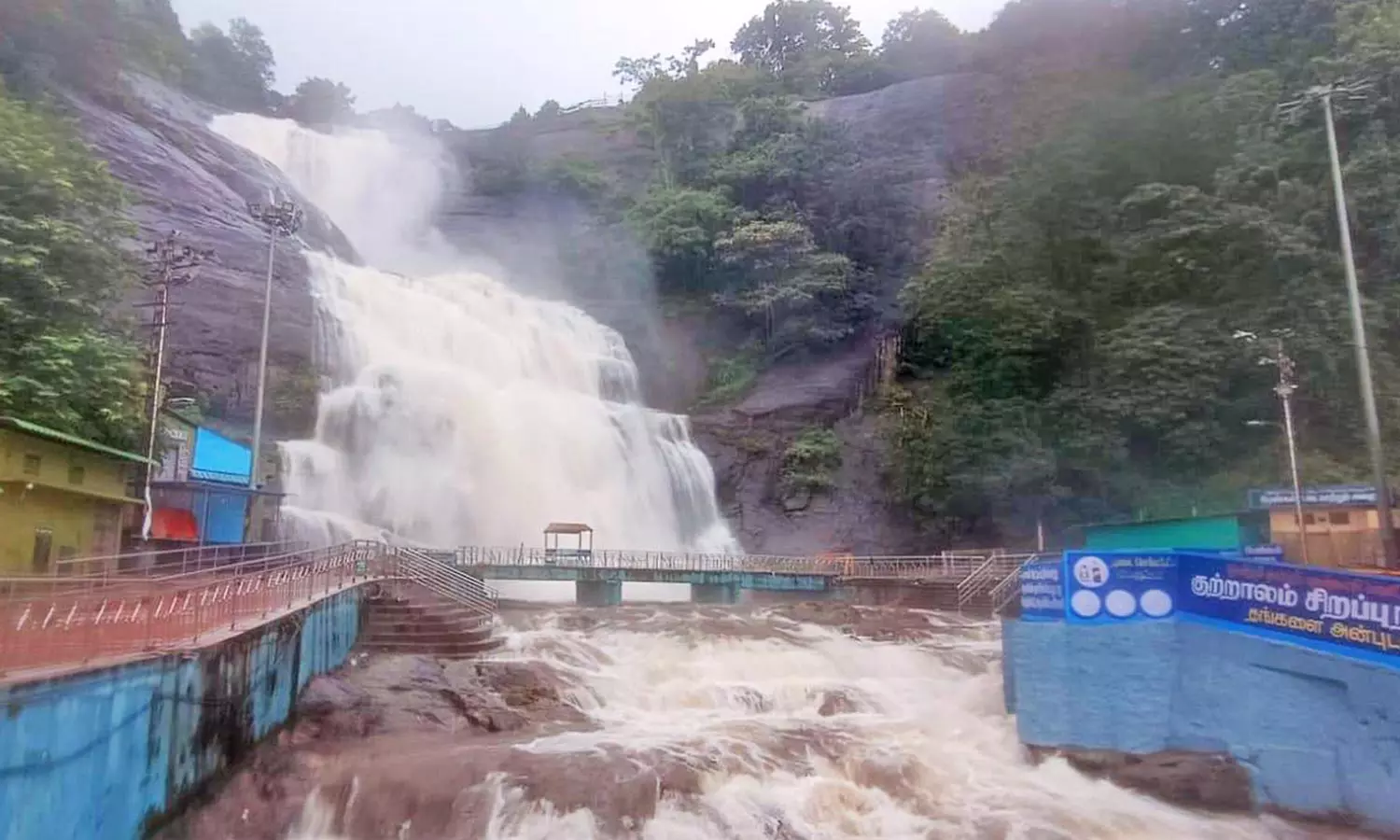 தென்காசியில் வெளுத்து வாங்கிய கனமழை- குற்றாலம் மெயின் அருவியில் 2-வது நாளாக குளிக்க தடை